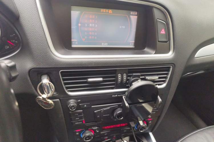 Used Audi Q5 2011 2.0TFSI Technology Model Audio And AC Panel