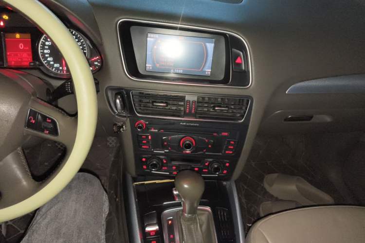 Used Audi Q5 2011 2.0TFSI Technology Model Audio And AC Panel