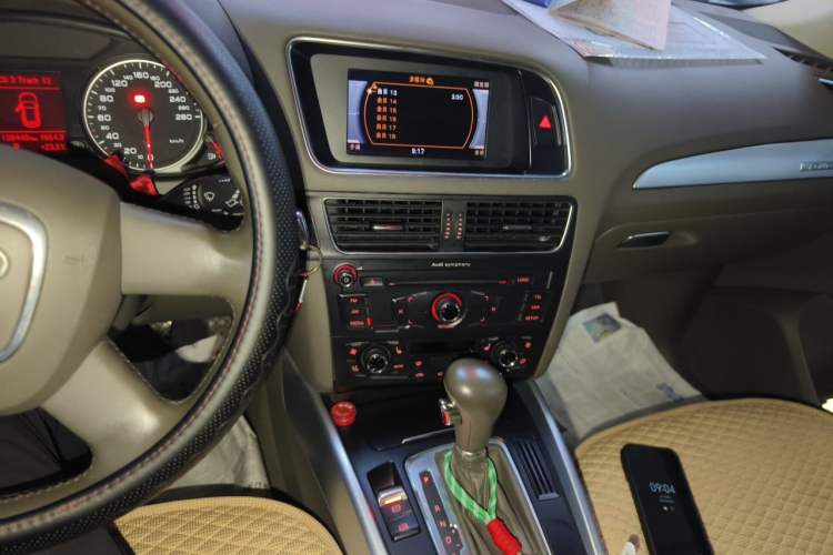 Used Audi Q5 2011 2.0TFSI Technology Model Audio And AC Panel