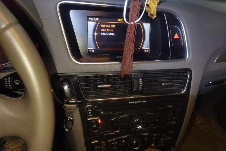 Used Audi Q5 2011 2.0TFSI Ambition Edition Audio And AC Panel