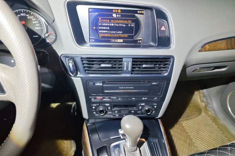 Used Audi Q5 2011 2.0TFSI Luxury Edition Audio And AC Panel