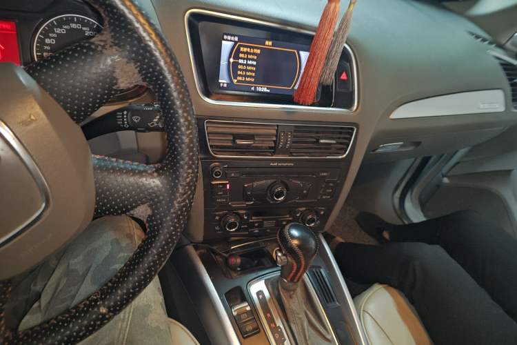 Used Audi Q5 2011 2.0TFSI Technology Model Audio And AC Panel