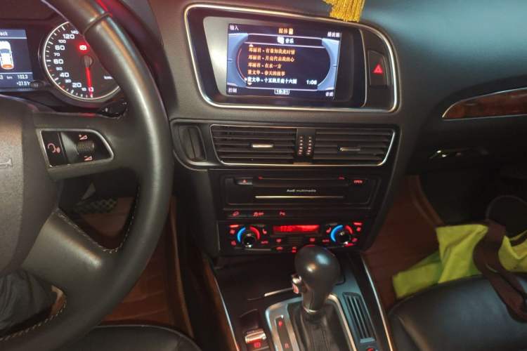 Used Audi Q5 2011 2.0TFSI Comfort Version Audio And AC Panel