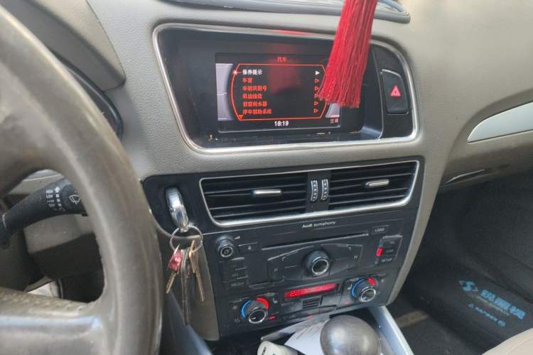Used Audi Q5 2011 2.0TFSI Technology Model Audio And AC Panel