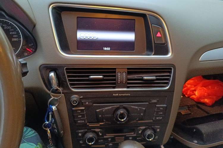 Used Audi Q5 2011 2.0TFSI Technology Model Audio And AC Panel