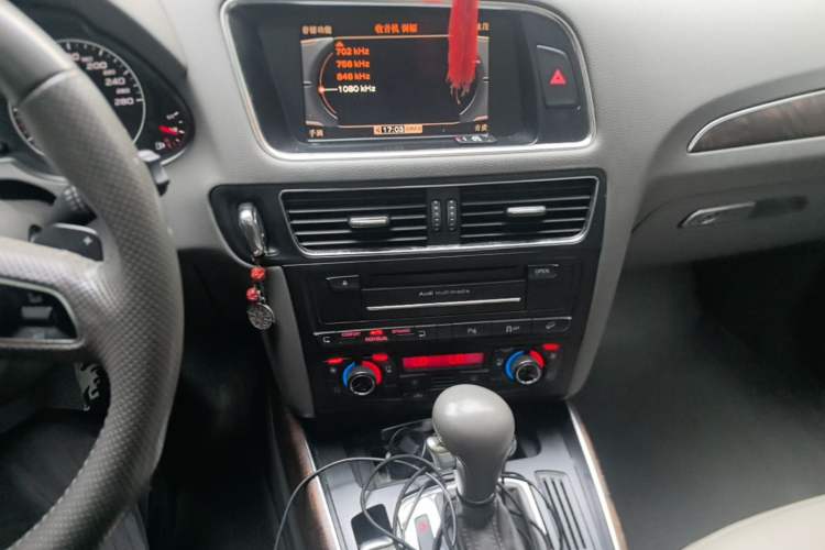 Used Audi Q5 2011 2.0TFSI Luxury Edition Audio And AC Panel