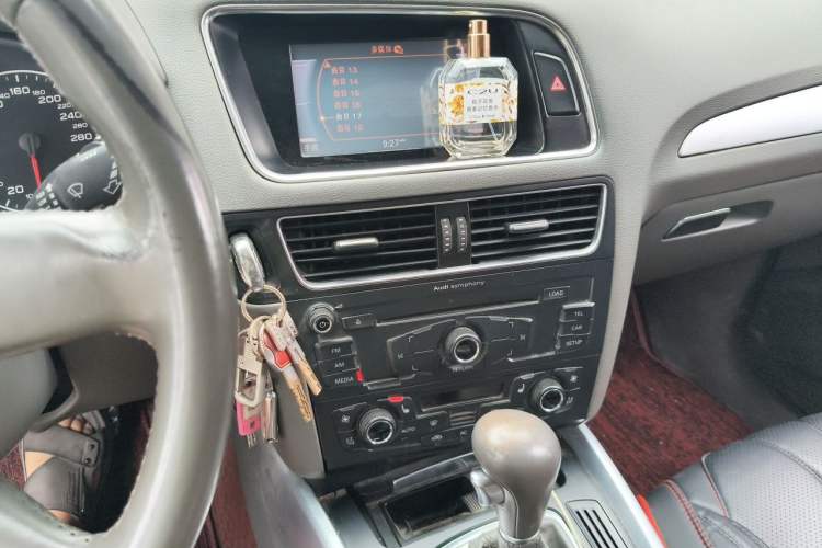 Used Audi Q5 2011 2.0TFSI Technology Model Audio And AC Panel