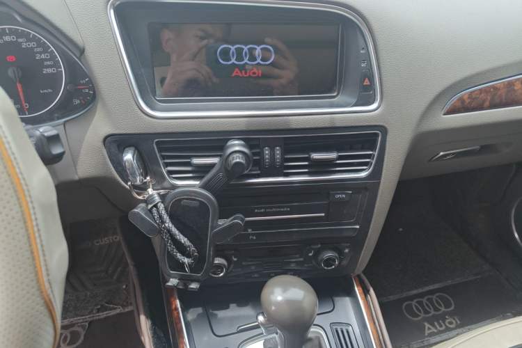 Used Audi Q5 2011 2.0TFSI Comfort Version Audio And AC Panel