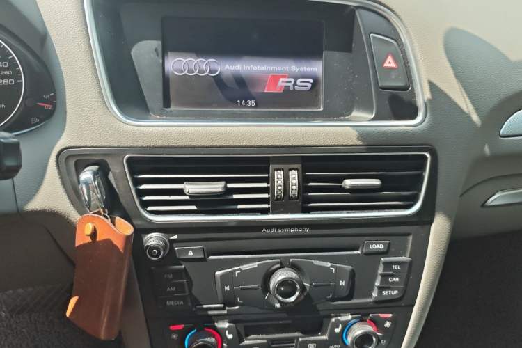Used Audi Q5 2011 2.0TFSI Technology Model Audio And AC Panel