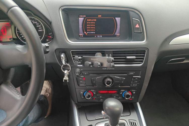 Used Audi Q5 2011 2.0TFSI Technology Model Audio And AC Panel