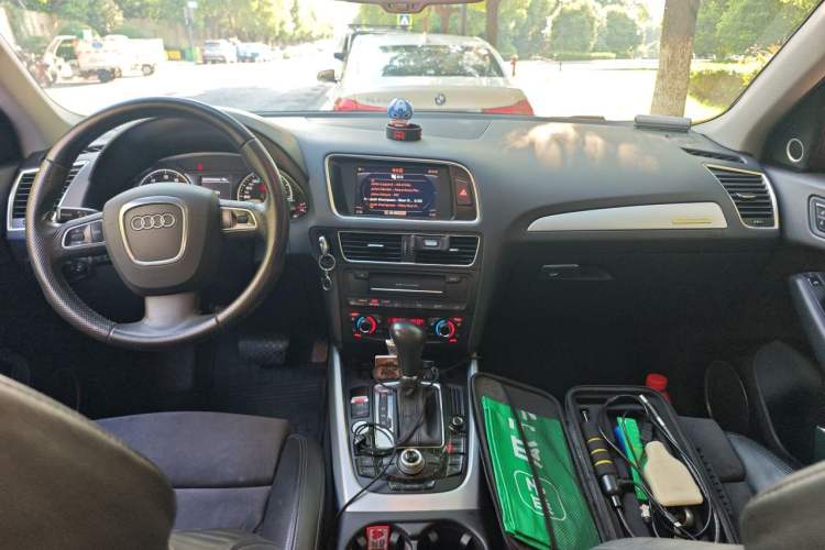 Used Audi Q5 2011 2.0TFSI Dynamic Edition Center Console