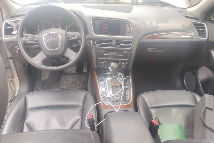 Used Audi Q5 2011 2.0TFSI Comfort Version Center Console