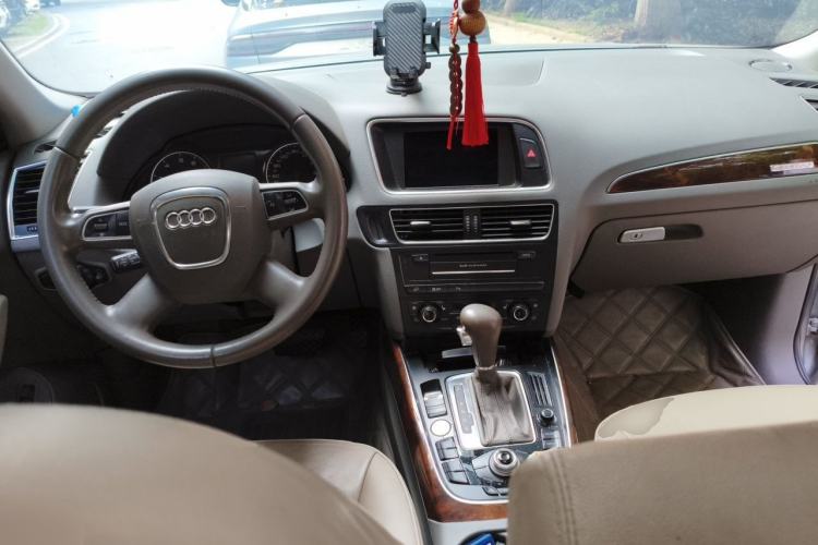Used Audi Q5 2011 2.0TFSI Comfort Version Center Console