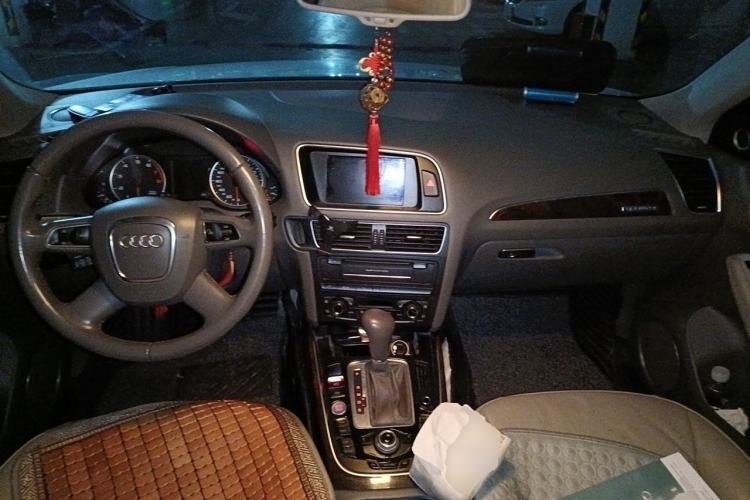 Used Audi Q5 2011 2.0TFSI Comfort Version Center Console