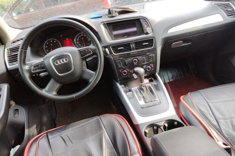 Used Audi Q5 2011 2.0TFSI Technology Model Center Console