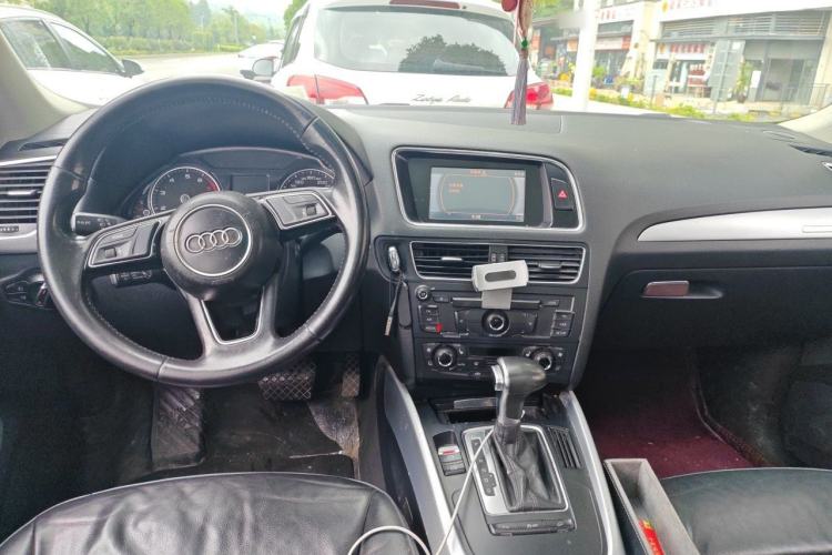 Used Audi Q5 2011 2.0TFSI Technology Model Center Console