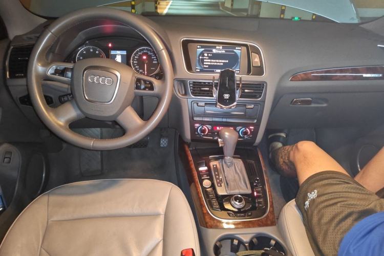 Used Audi Q5 2011 2.0TFSI Comfort Version Center Console