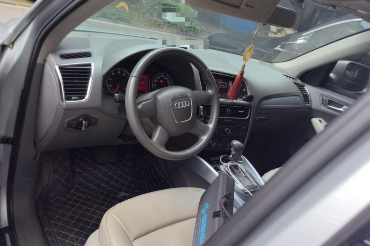 Used Audi Q5 2011 2.0TFSI Technology Model Center Console