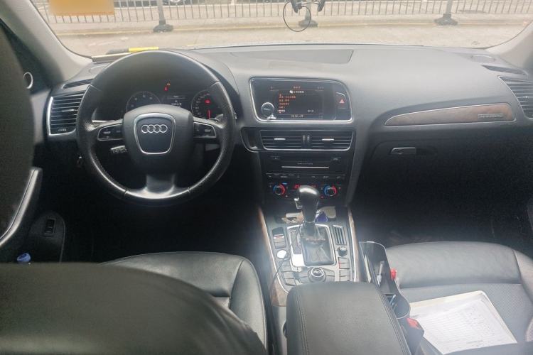 Used Audi Q5 2011 2.0TFSI Luxury Edition Center Console