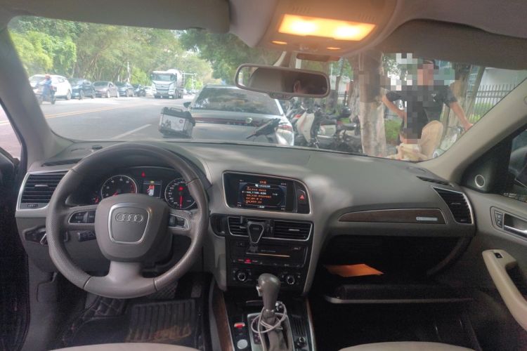 Used Audi Q5 2011 2.0TFSI Luxury Edition Center Console