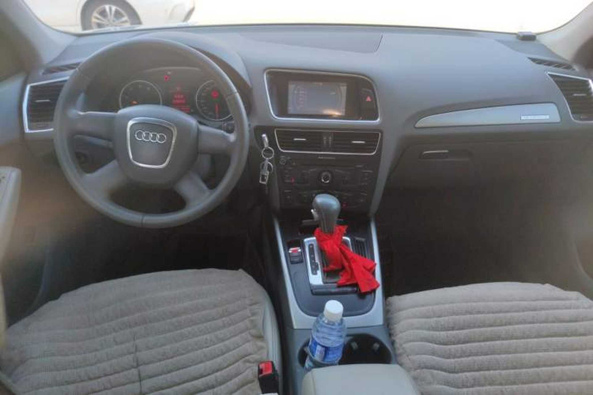 Used Audi Q5 2011 2.0TFSI Ambition Edition Center Console