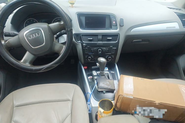 Used Audi Q5 2011 2.0TFSI Ambition Edition Center Console