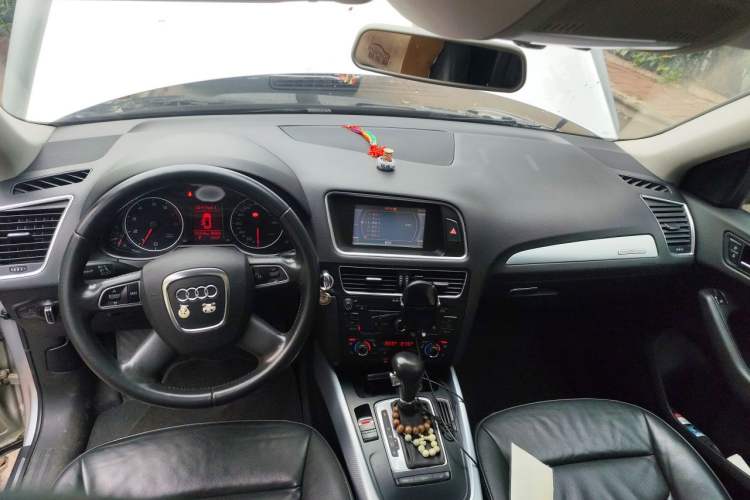 Used Audi Q5 2011 2.0TFSI Technology Model Center Console