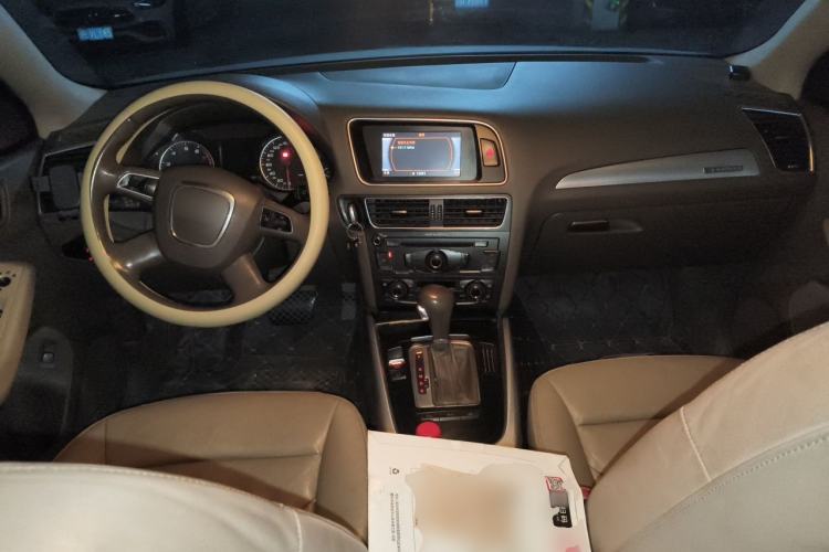 Used Audi Q5 2011 2.0TFSI Technology Model Center Console