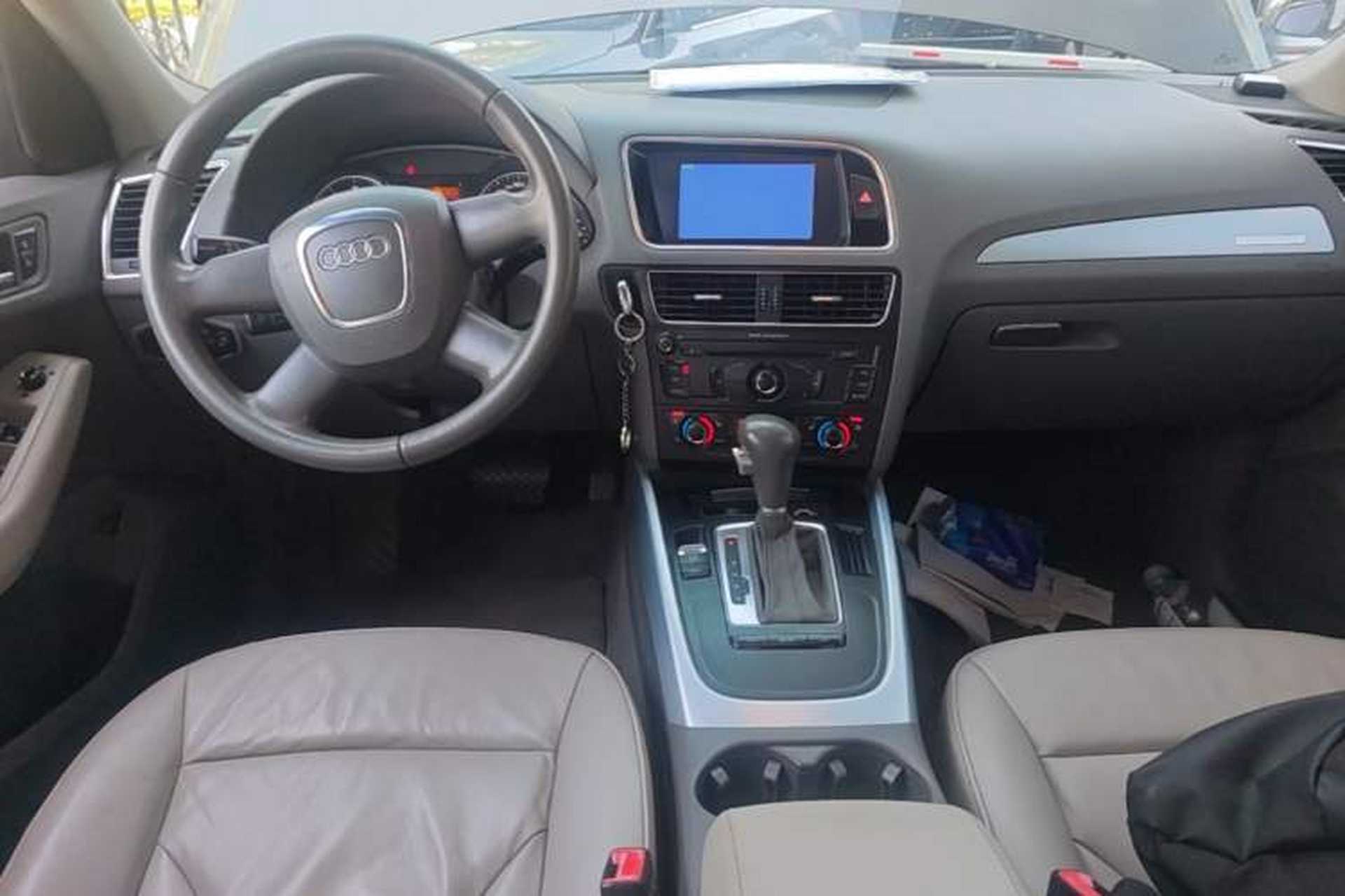 Used Audi Q5 2011 2.0TFSI Technology Model Center Console