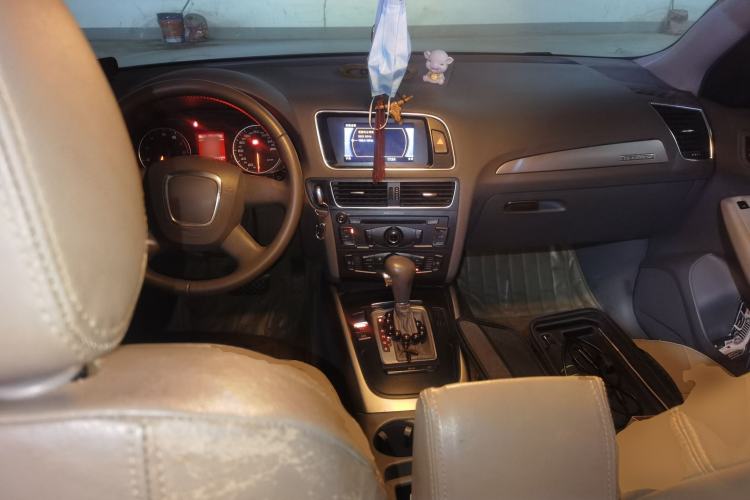 Used Audi Q5 2011 2.0TFSI Ambition Edition Center Console