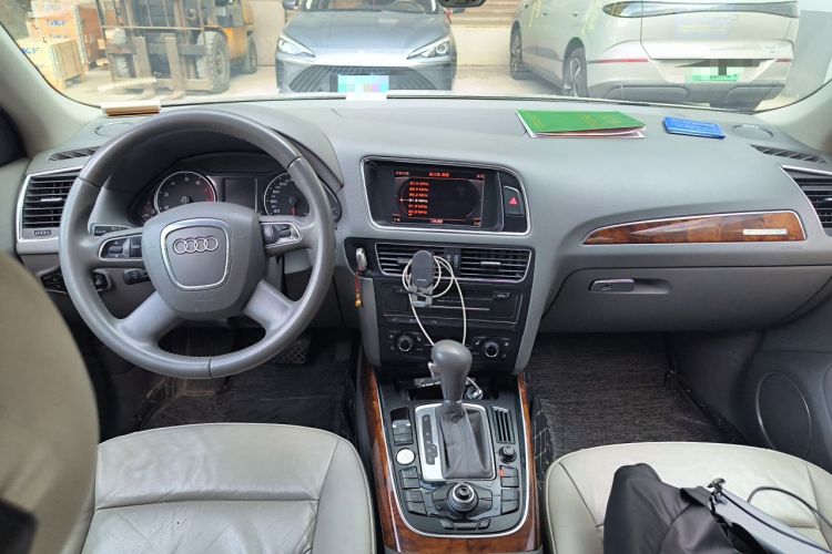 Used Audi Q5 2011 2.0TFSI Comfort Version Center Console