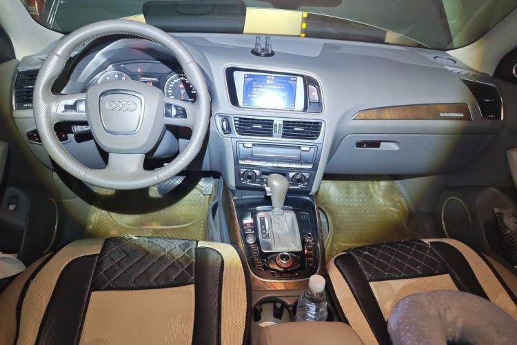 Used Audi Q5 2011 2.0TFSI Luxury Edition Center Console