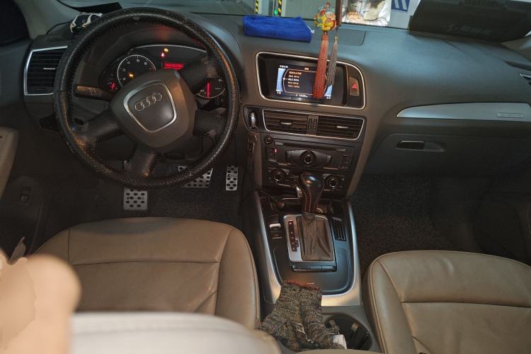 Used Audi Q5 2011 2.0TFSI Technology Model Center Console