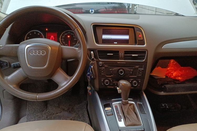 Used Audi Q5 2011 2.0TFSI Technology Model Center Console