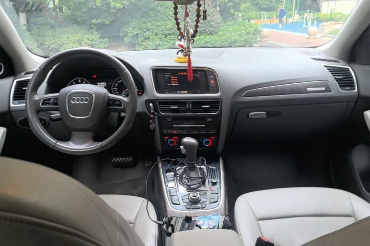 Used Audi Q5 2011 2.0TFSI Luxury Edition Center Console