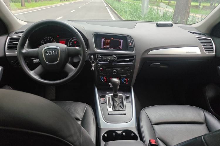 Used Audi Q5 2011 2.0TFSI Technology Model Center Console