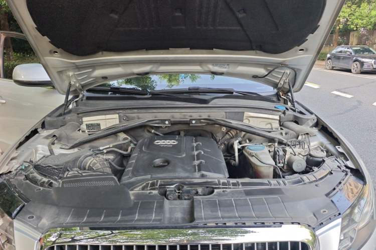 Used Audi Q5 2011 2.0TFSI Dynamic Edition Engine Bay