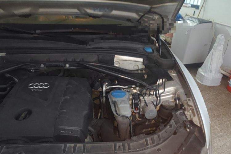 Used Audi Q5 2011 2.0TFSI Comfort Version Engine Bay Left