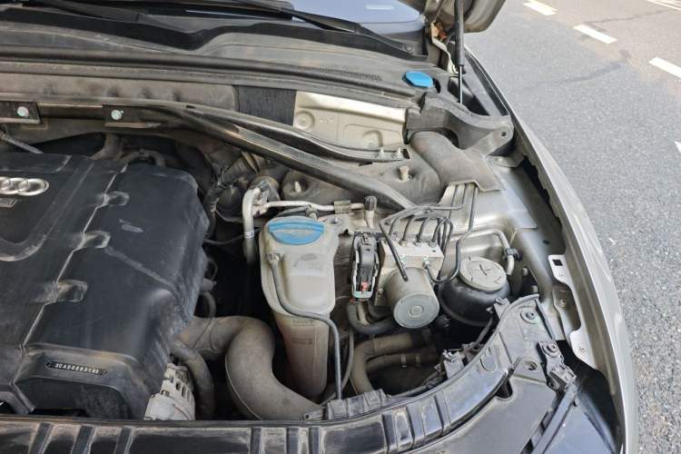Used Audi Q5 2011 2.0TFSI Dynamic Edition Engine Bay Left