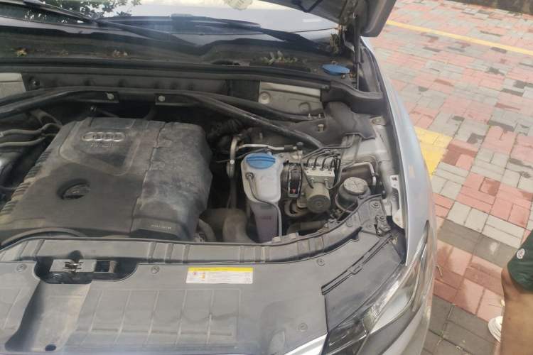 Used Audi Q5 2011 2.0TFSI Comfort Version Engine Bay Left