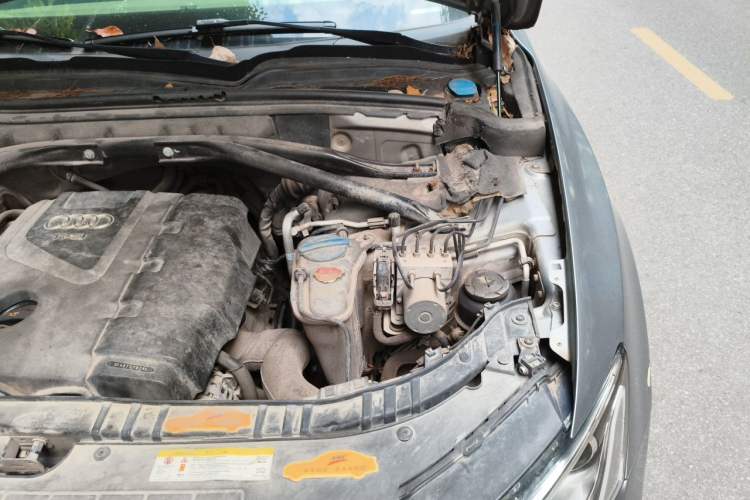 Used Audi Q5 2011 2.0TFSI Comfort Version Engine Bay Left