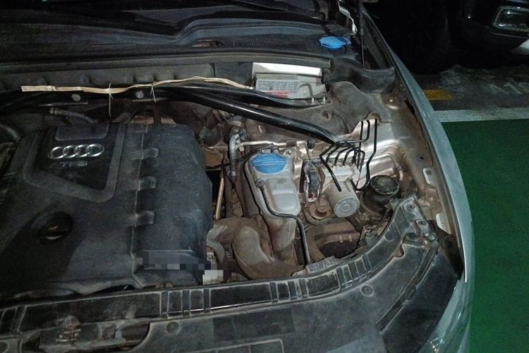 Used Audi Q5 2011 2.0TFSI Comfort Version Engine Bay Left