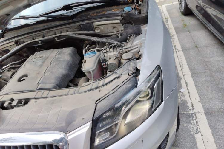 Used Audi Q5 2011 2.0TFSI Technology Model Engine Bay Left