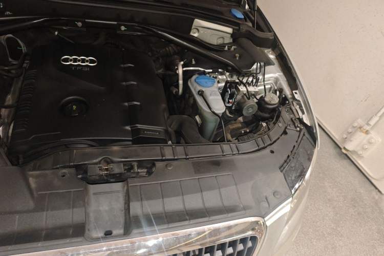 Used Audi Q5 2011 2.0TFSI Technology Model Engine Bay Left