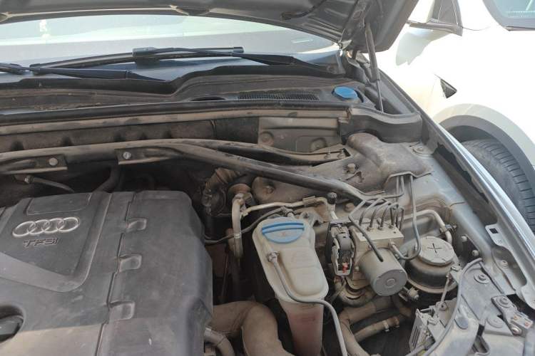 Used Audi Q5 2011 2.0TFSI Technology Model Engine Bay Left