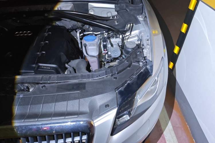 Used Audi Q5 2011 2.0TFSI Comfort Version Engine Bay Left