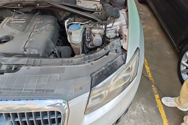 Used Audi Q5 2011 2.0TFSI Dynamic Edition Engine Bay Left