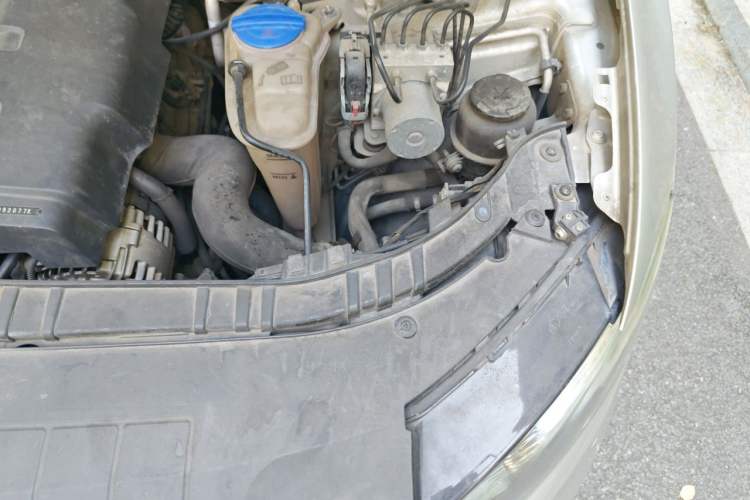 Used Audi Q5 2011 2.0TFSI Comfort Version Engine Bay Left
