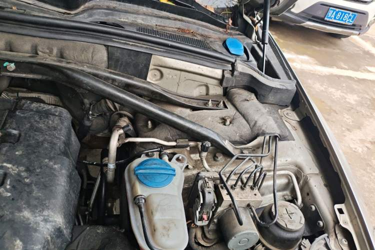 Used Audi Q5 2011 2.0TFSI Comfort Version Engine Bay Left