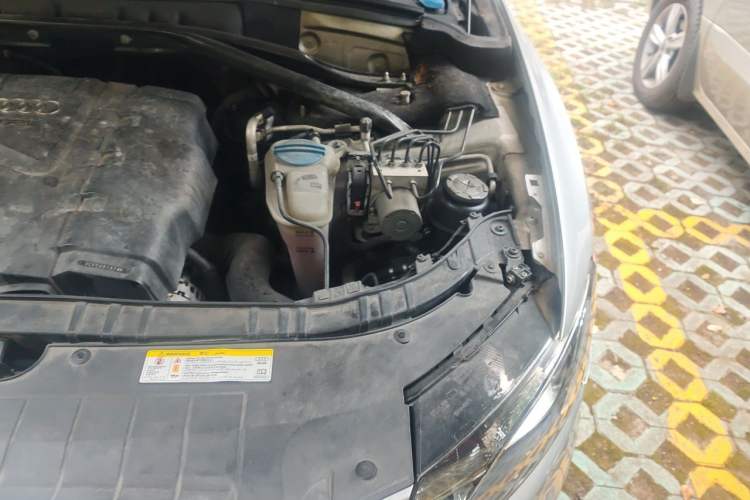 Used Audi Q5 2011 2.0TFSI Ambition Edition Engine Bay Left